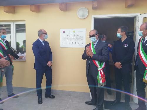 La autorità davanti alla targa che ricorda il contributo del Friuli Venezia Giulia alla realizzazione di questo nuovo centro di aggregazione