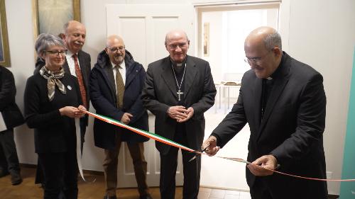 Il taglio del nastro all'inaugurazione della nuova sede dell'Archivio storico diocesano a Gorizia 