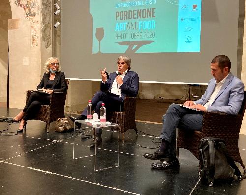 L'assessore regionale alle Attività produttive del Friuli Venezia Giulia Sergio Emidio Bini durante il suo intervento alla prima edizione di "Pordenone art and food" a Pordenone