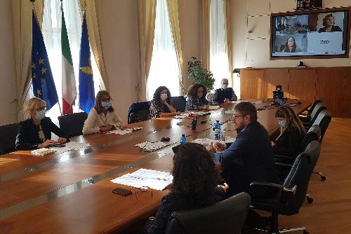 Nella foto, a sinistra, l'assessore regionale alle Finanze Barbara Zilli durante la riunione del Focus Group Urbact, organizzato a Trieste dall'Associazione nazionale comuni italiani in collaborazione con la Regione Friuli Venezia Giulia