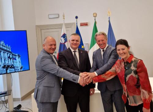 Da sinistra il direttore di Arso Josko Knez, il ministro sloveno dell’Ambiente Bojan Kumer, l’assessore alla Difesa dell’ambiente Fabio Scoccimarro e il direttore di Arpa Fvg Anna Lutman.