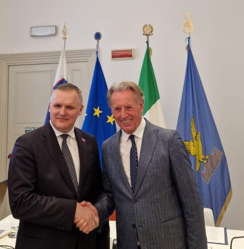 Stretta di mano fra l'assessore Scoccimarro e il ministro sloveno Bojan Kumer. 