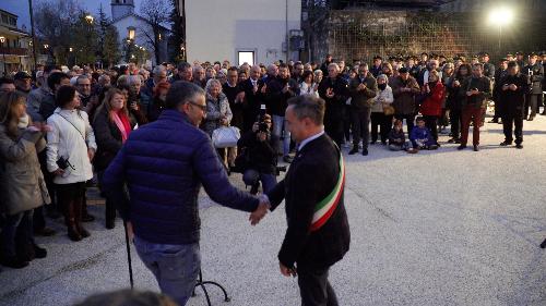 L’assessore regionale alle Autonomie locali Pierpaolo Roberti all’inaugurazione della riqualificata piazza di Aurisina