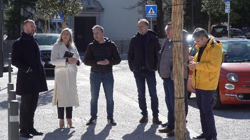 L'assessore regionale alle Infrastrutture e territorio Cristina Amirante durante il sopralluogo alla nuova piazza di Aurisina assieme al sindaco di Duino Aurisina (Devin Nabrezina) Igor Gabrovec.