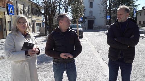 L'assessore regionale alle Infrastrutture e territorio Cristina Amirante durante il sopralluogo alla nuova piazza di Aurisina assieme al sindaco di Duino Aurisina (Devin Nabrezina) Igor Gabrovec.