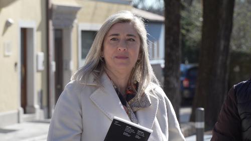 L'assessore regionale alle Infrastrutture e territorio Cristina Amirante durante il sopralluogo alla nuova piazza di Aurisina assieme al sindaco di Duino Aurisina (Devin Nabrezina) Igor Gabrovec.