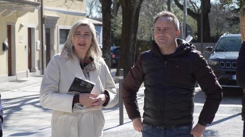 L'assessore regionale alle Infrastrutture e territorio Cristina Amirante durante il sopralluogo alla nuova piazza di Aurisina assieme al sindaco di Duino Aurisina (Devin Nabrezina) Igor Gabrovec.
