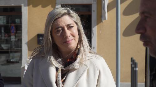 L'assessore regionale alle Infrastrutture e territorio Cristina Amirante durante il sopralluogo alla nuova piazza di Aurisina assieme al sindaco di Duino Aurisina (Devin Nabrezina) Igor Gabrovec.