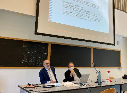 Il vicegovernatore della Regione Riccardo Riccardi e il docente prof. Stefano Miani durante la lezione dal titolo "L'impatto del Covid-19 sul sistema sanitario in Friuli Venezia Giulia" al Consorzio universitario di Pordenone