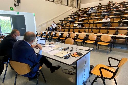 Il vicegovernatore della Regione Riccardo Riccardi e il docente prof. Stefano Miani durante la lezione dal titolo "L'impatto del Covid-19 sul sistema sanitario in Friuli Venezia Giulia" al Consorzio universitario di Pordenone