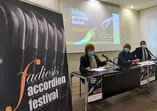 Tiziana Gibelli, assessore regionale alla Cultura, durante la presentazione del Faedis Accordion festival