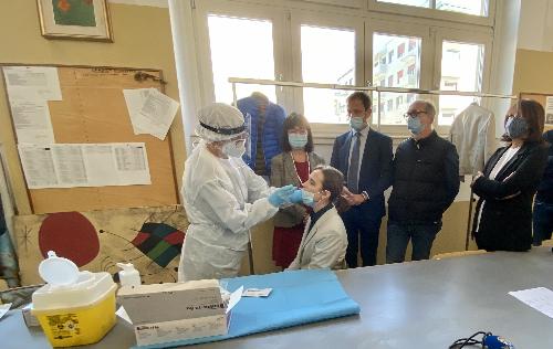 Il governatore del Friuli Venezia Giulia Massimiliano Fedriga alla dimostrazione al Liceo "Dante Alighieri" di Trieste del funzionamento di uno dei 5mila test rapidi per l’individuazione del Covid-19 forniti alla Regione, alla quale ha partecipato assieme al vicegovernatore con delega alla Salute, Riccardo Riccardi, e all’assessore all’Istruzione, Alessia Rosolen.