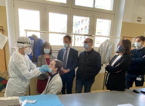 Il governatore del Friuli Venezia Giulia Massimiliano Fedriga alla dimostrazione al Liceo "Dante Alighieri" di Trieste del funzionamento di uno dei 5mila test rapidi per l’individuazione del Covid-19 forniti alla Regione, alla quale ha partecipato assieme al vicegovernatore con delega alla Salute, Riccardo Riccardi, e all’assessore all’Istruzione, Alessia Rosolen.