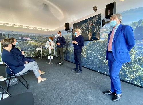 Gli assessori regionali alla Cultura Tiziana Gibelli e al Turismo Sergio Emidio Bini alla presentazione del progetto Collio Unesco presso il villaggio Barcolana 