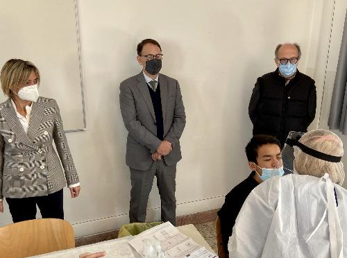 Il vicegovernatore del Friuli Venezia Giulia con delega alla Salute Riccardo Riccardi, primo a destra nella foto, durante la dimostrazione del test Covid al liceo Leopardi Majorana