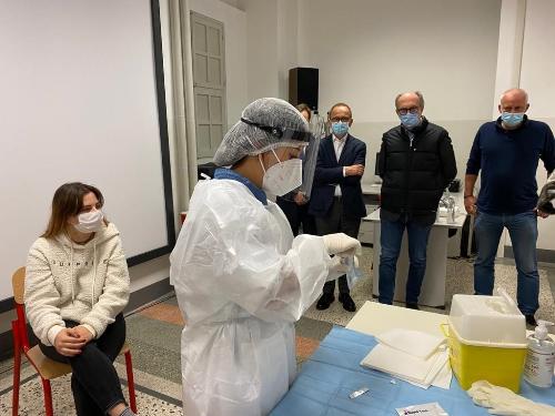 Il vicegovernatore del Friuli Venezia Giulia con delega alla Salute, Riccardo Riccardi, durante la dimostrazione del test Covid al liceo Sello di Udine