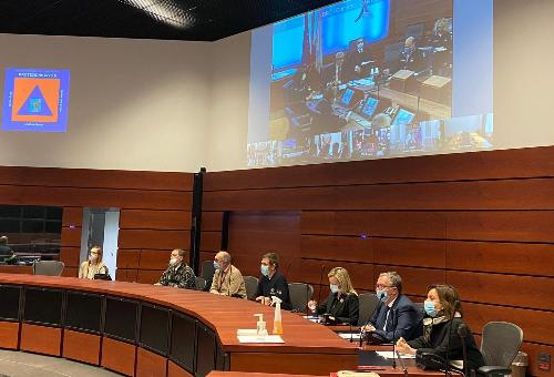 Il vicegovernatore della Regione con deleghe alla Protezione civile e alla Salute Riccardo Riccardi, terzo da sinistra nella foto, durante la videoconferenza con il capo del Dipartimento nazionale della Protezione civile Angelo Borrelli