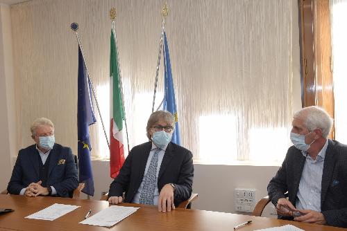 L'assessore regionale alle Attività produttive Sergio Emidio Bini, al centro nella foto, insieme ad Antonio Paoletti e Fabio Pillon