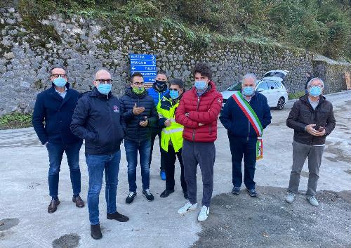 Il vicegovernatore della Regione con delega alla Protezione civile Riccardo Riccardi, durante il sopralluogo sul torrente Degano a Comeglians