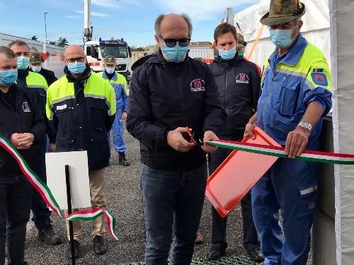 Il vicegovernatore con delega alla Protezione civile del Fvg, Riccardo Riccardi, al taglio del nastro della cucina da campo allestita per la seconda edizione della Settimana nazionale della Protezione civile, in programma dall'11 al 17 ottobre 2020, a Palmanova.