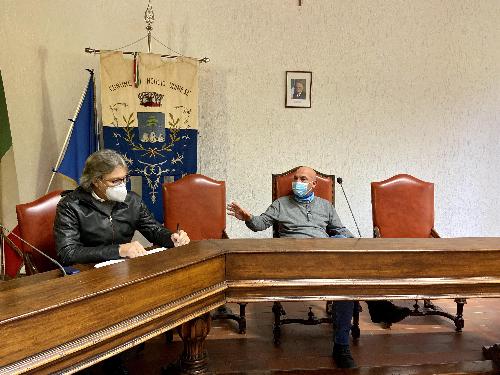 L'assessore regionale alle Attività produttive, Sergio Emidio Bini, durante l'incontro svoltosi in municipio a Moggio Udinese alla presenza del sindaco Giorgio Filaferro.