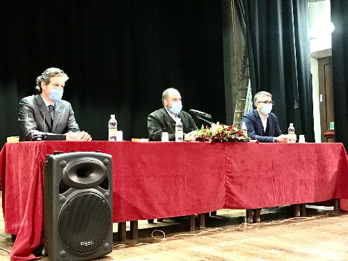 Il tavolo dei relatori all'assemblea regionale Uncem con il presidente dell'Unione nazionale comuni, comunità ed enti montani Ivan Buzzi, il presidente dell'Anci Fvg, Dorino Favot e l'assessore alle Autonomie LOcali del Fvg Pierpaolo Roberti.