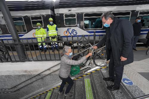 L'assessore regionale alle Infrastrutture, Graziano Pizzimenti, inaugura le nuove rampe per biciclette alla stazione ferroviaria di Udine