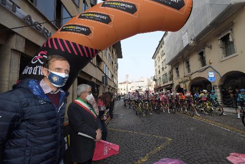 Il governatore della Regione Massimiliano Fedriga a Udine sulla linea di partenza della 16esima tappa del Giro d'Italia 