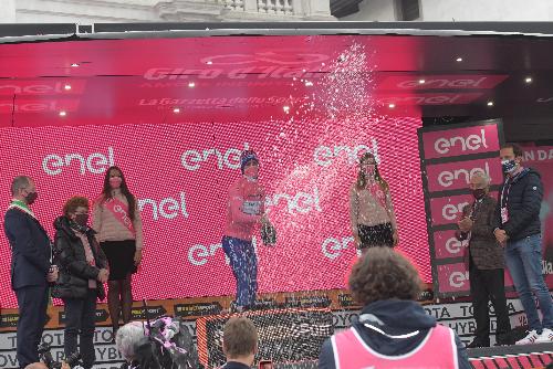 Il Governatore Massimiliano Fedriga e l'assessore regionale allo Sport Tiziana Gibelli sul podio con la maglia rosa del  Giro d'IItalia, il portoghese Joao Almeida