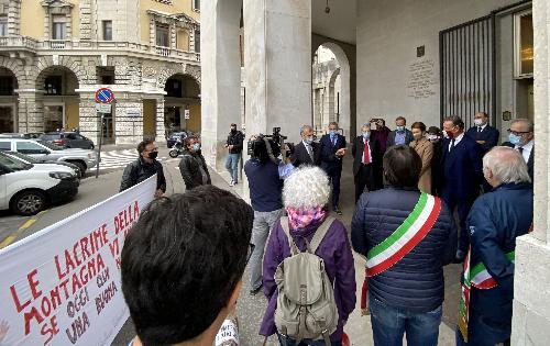 L’assessore regionale alla Difesa dell'ambiente, all'energia e sviluppo sostenibile, Fabio Scoccimarro, incontra a Trieste assieme al presidente del Consiglio regionale, Piero Mauro Zanin, e ad alcuni consiglieri una delegazione guidata dai sindaci di Tolmezzo, Ampezzo, Meduno, Sequals e Barcis.