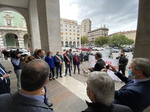 L’assessore regionale alla Difesa dell'ambiente, all'energia e sviluppo sostenibile, Fabio Scoccimarro, incontra a Trieste assieme al presidente del Consiglio regionale, Piero Mauro Zanin, e ad alcuni consiglieri una delegazione guidata dai sindaci di Tolmezzo, Ampezzo, Meduno, Sequals e Barcis.