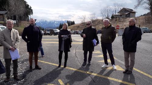 L’assessore regionale a Infrastrutture e territorio Cristina Amirante con i tecnici durante il sopralluogo all'area di accesso allo Zoncolan a Sutrio
