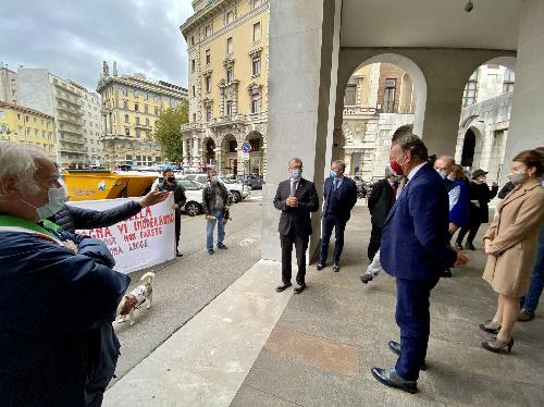 L’assessore regionale alla Difesa dell'ambiente, all'energia e sviluppo sostenibile, Fabio Scoccimarro, incontra a Trieste assieme al presidente del Consiglio regionale, Piero Mauro Zanin, e ad alcuni consiglieri una delegazione guidata dai sindaci di Tolmezzo, Ampezzo, Meduno, Sequals e Barcis.