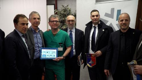 L'assessore Riccardi in occasione della donazione del comunicatore "DiCo 1.000" da parte dei Lions Club alla Terapia intensiva di Tolmezzo