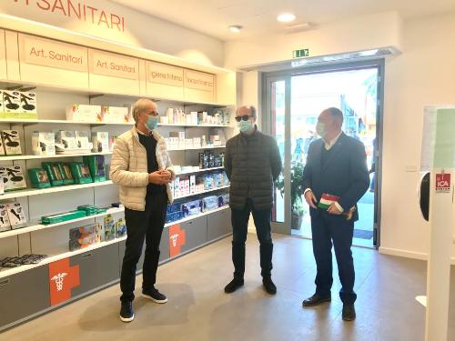 Il vicegovernatore con delega alla Salute del Friuli Venezia Giulia, Riccardo Riccardi, all'interno della farmacia comunale, a Feletto Umberto.
