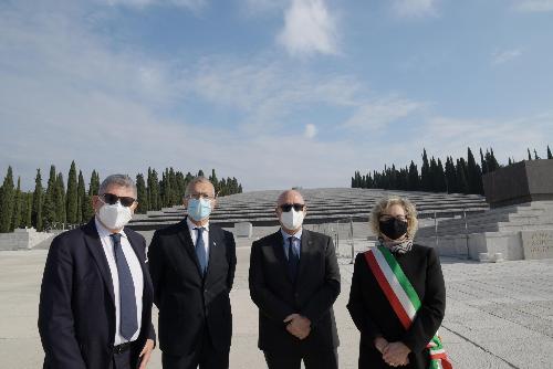 Al centro della foto l'assessore Sebastiano Callari a fianco del sindaco di Fogliano Redipuglia Cristiana Pisano e del presidente del Consiglio regionale Piero Mauro Zanin