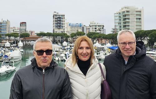 L'assessore Sergio Emidio Bini (primo da sinistra) con il sindaco di Lignano Laura Giorgi e il Presidenente del Consiglio regionale Mauro Bordin