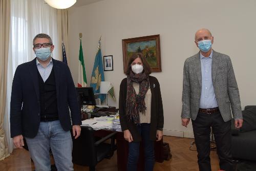 L'assessore regionale alle Autonomie locali e alla Sicurezza Pierpaolo Roberti con i presidenti regionale e di Trieste della Fipe, rispettivamente Bruno Vesnaver ( a destra nella foto) e Federica Suban (al centro)