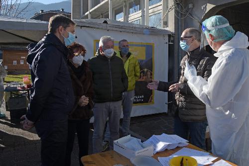 Il vicegovernatore Riccardi durante l'esecuzione dei test a Sutrio. 