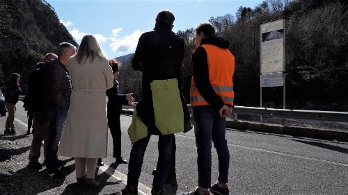 Una fase del sopralluogo copmpiuto dall'assesore regionale Cristina Amirante al cantiere lungo la Sp251 a Barcis