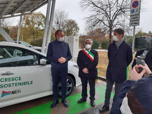 L 'assessore regionale alla Difesa dell'ambiente, energia e sviluppo sostenibile, Fabio Scoccimarro, all'inaugurazione nel parcheggio del Parco Moretti di Udine alla cerimonia di inaugurazione della rete di colonnine per la ricarica pubblica delle auto elettriche prevista dal Comune di Udine e realizzata da Hera Comm SpA