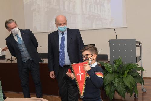 L'assessore regionale Fabio Scoccimarro e il sindaco di Trieste Roberto Dipiazza premiano Davide Giorgiutti