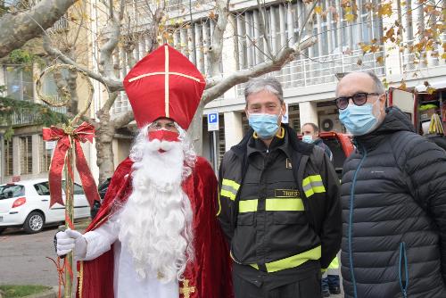 Il vicegovernatore Riccardo Riccardi (a destra nella foto) e il comandante provinciale di Trieste dei Vigili del Fuoco Mauro Luongo con il vigile nei panni di San Nicolò che è stato issato con l'autoscala sulla terrazza del Burlo per recare doni ai piccoli pazienti