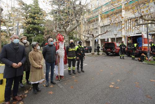 Il vicegovernatore Riccardo Riccardi (quarto da sinistra nella foto) in visita al Burlo. A sinistra nella foto la Direzione strategica dell'Irccs triestino guidata dal direttore generale Stefano Dorbolò