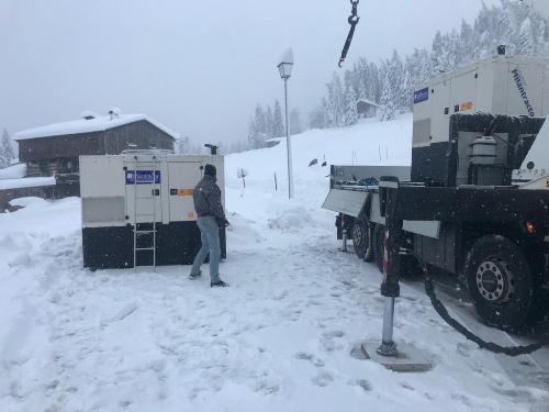 Un momento del dislocamento dei genetori di energia elettrica nell'area montana