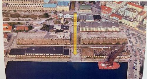 La freccia gialla nella foto indica l'asse di collegamento fra i nuovi edifici della Regione e la Stazione ferroviaria di Trieste.