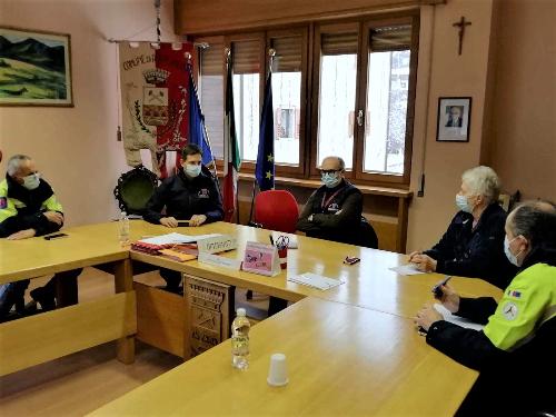 Il vicegovernatore Riccardo Riccardi nel corso dell'incontro in Municipio di Forni Avoltri 