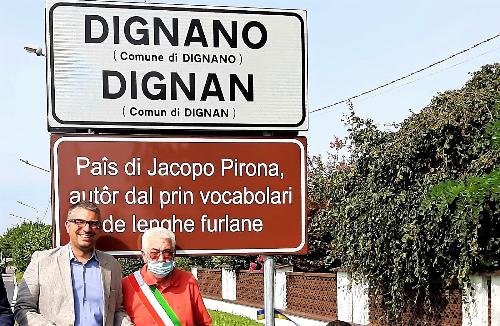 L'assessore regionale alle Lingue minoritarie Pierpaolo Roberti e il sindaco di Dignano Vittorio Orlandi davanti alla cartellonistica in friulano dedicata alla figura dell'abate Pirona