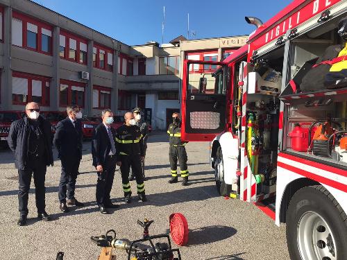 L'assessore regionale alle Foreste Stefano Zannier, terzo da sinistra nella foto, alla consegna del mezzo ai Vigli del Fuoco di Pordenone