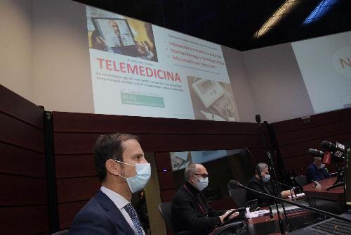Il governatore del Friuli Venezia Giulia, Massimiliano Fedriga, e il vicegovernatore con delega alla Salute, Riccardo Riccardi, durante la presentazione dei kit di telemedicina.